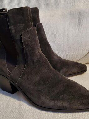 Womens Tahari Suede Booties Size 7
